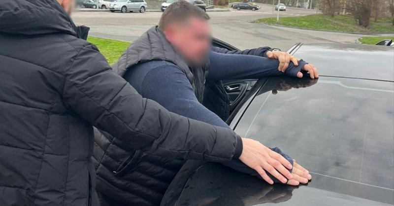 Чоловіка, який обіцяв знайти роботу для чоловіків на позиціях, що потребують бронювання, затримали на Київщині за 12 тисяч доларів. ФОТОзвіти з місця події.