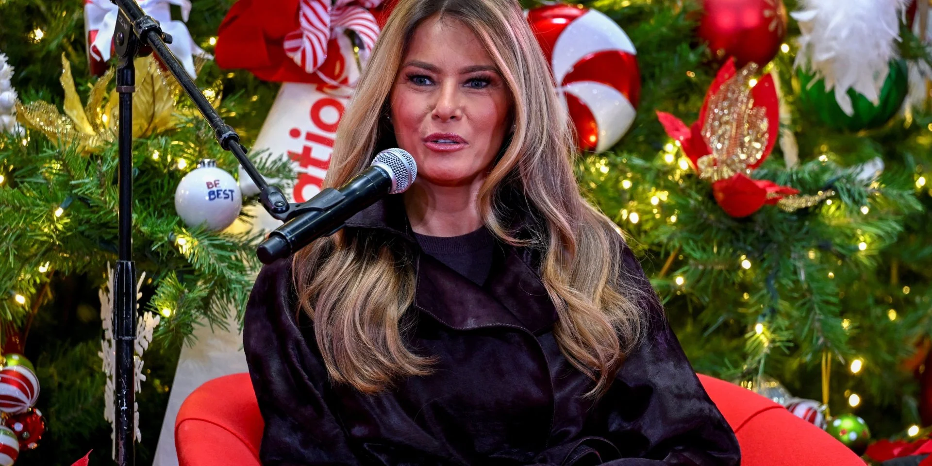 Меланія Трамп вбралася в сукню від Valentino на концерті Андреа Бочеллі, який відбувся в Білому домі.