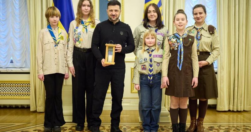 Зеленський отримав Вифлеємський вогонь миру від скаутів України. Фотозвіт.