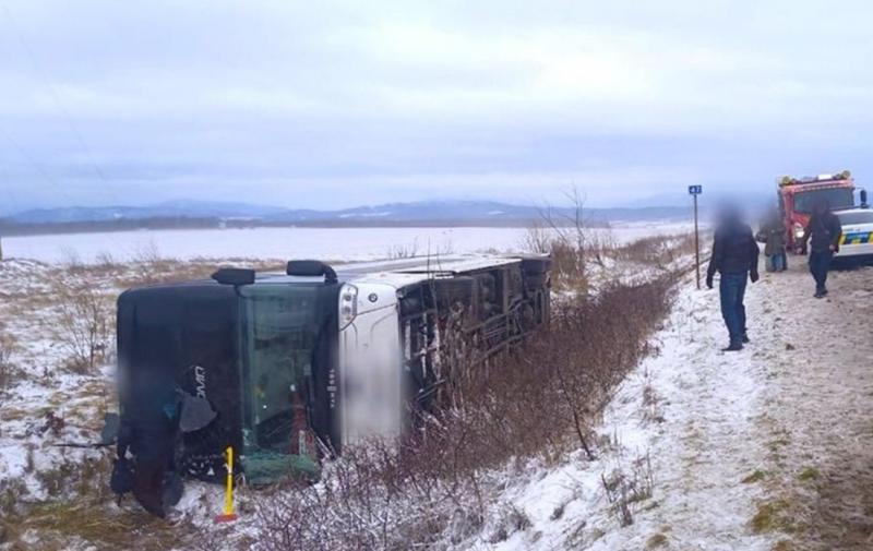 В Прикарпатському регіоні сталася аварія з автобусом: один загиблий, 16 отримали травми.