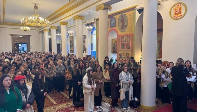 Молоді українці взяли участь у літургії в соборі святого Володимира Великого в Парижі.