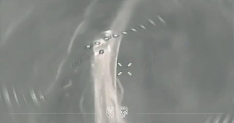 Дрони 79-ї десантно-штурмової бригади вразили автомобіль, в якому перебували п'ятеро загарбників, у самому центрі Мирнограду. Дивіться ВІДЕО.