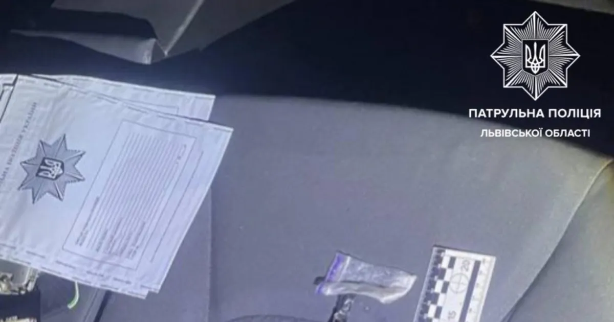 Комендантська година та наркотичні речовини: у Дублянах правоохоронці спіймали водійку з 16 пакетиками психотропних засобів.