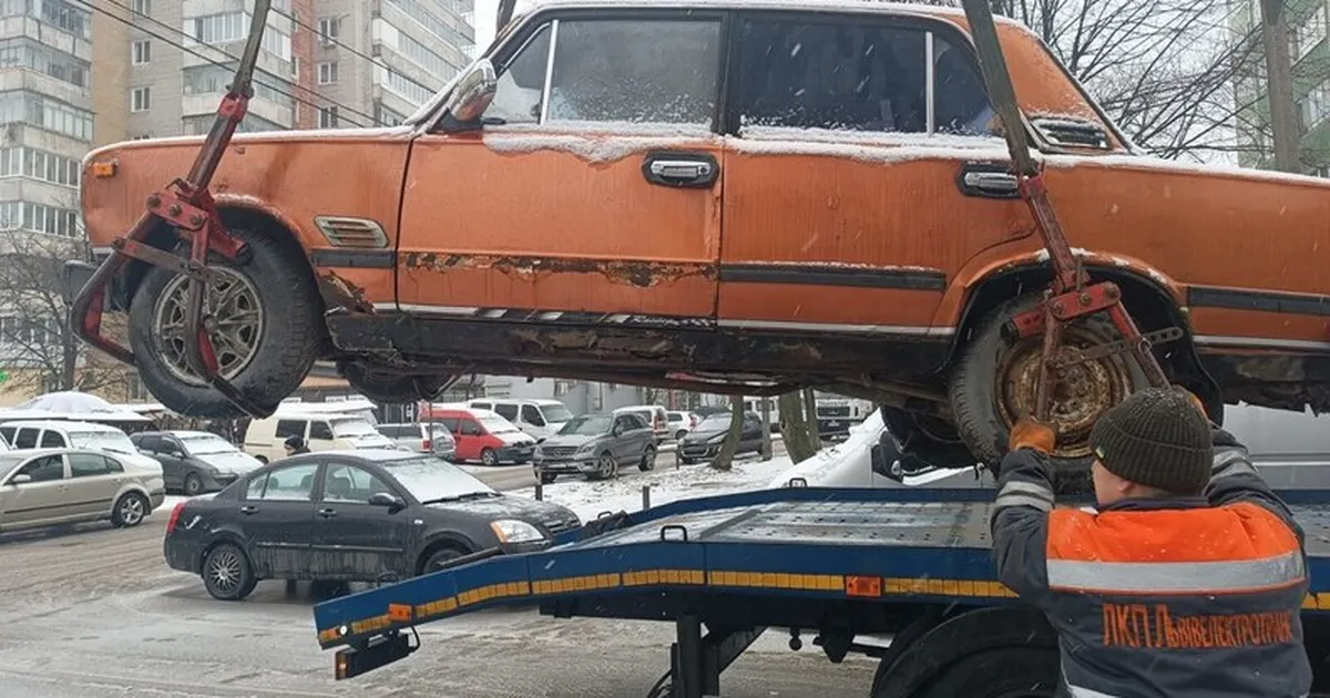 Львів успішно вивільнився від п'яти покинутих автомобілів за тиждень.