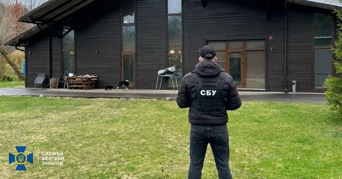 Служба безпеки України встановила, що втеклий народний депутат Андрій Деркач незаконно заволодів заповідними землями в Києві, оцінюючи їх в 595 мільйонів гривень.