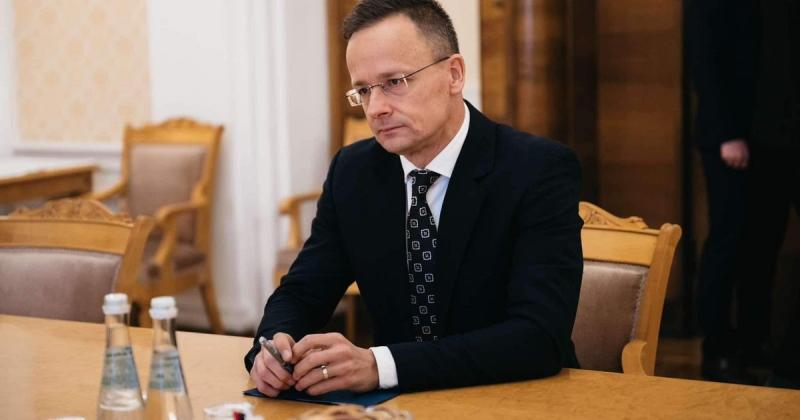 Сійярто прибув до Міністерства закордонних справ і знищує матеріали, пов'язані із санкціями, - повідомив Мадяр.