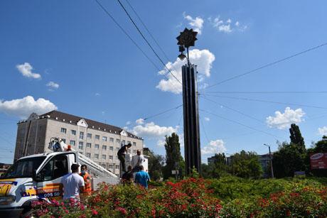 РОК на День Конституції встановив прапор України на знакові «Дружби народів»