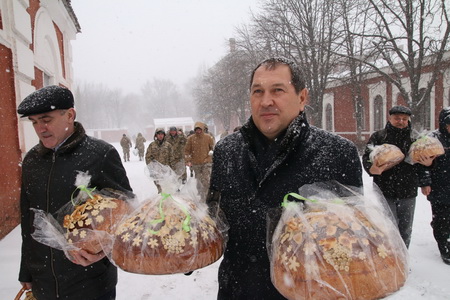 До захисників – з гостинцями