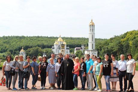 Не цураючись допомоги, усе більше покладаються на власні сили