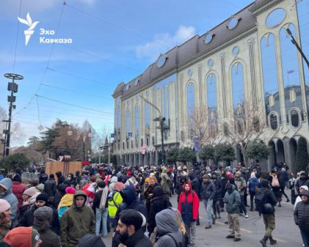 В Грузії стартував процес виборів президента. Люди вийшли на вулиці біля парламенту, висловлюючи свої вимоги.