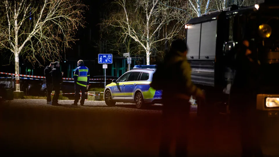 В Німеччині стався інцидент, під час якого чоловіка, озброєного ножем, застрелили після того, як він напав на правоохоронців.