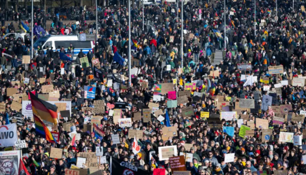 В Німеччині відбулися масштабні акції протесту проти ультраправих, в яких взяли участь десятки тисяч людей.