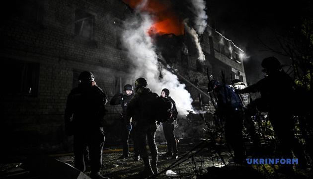 З-під руїн було вилучено трьох осіб, загалом зафіксовано 29 поранених: у Запоріжжі успішно завершили рятувальні операції після нападу з боку РФ.