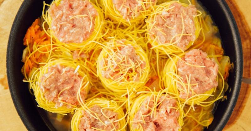 Як створити макаронні гнізда з фаршем на плиті