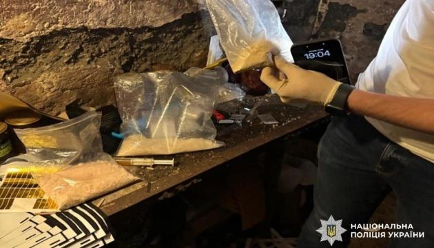 У Дніпропетровській області правоохоронці викрили нарколабораторію, яка приносила щомісячний дохід у розмірі 12 мільйонів гривень.