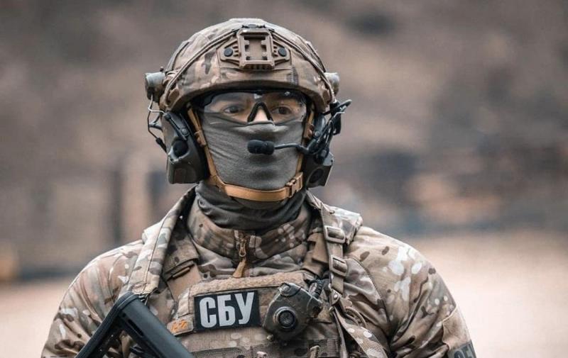 Дрони Служби безпеки України завдали удару по складах боєприпасів, що належать Росії, в Криму, згідно з інформацією джерел.