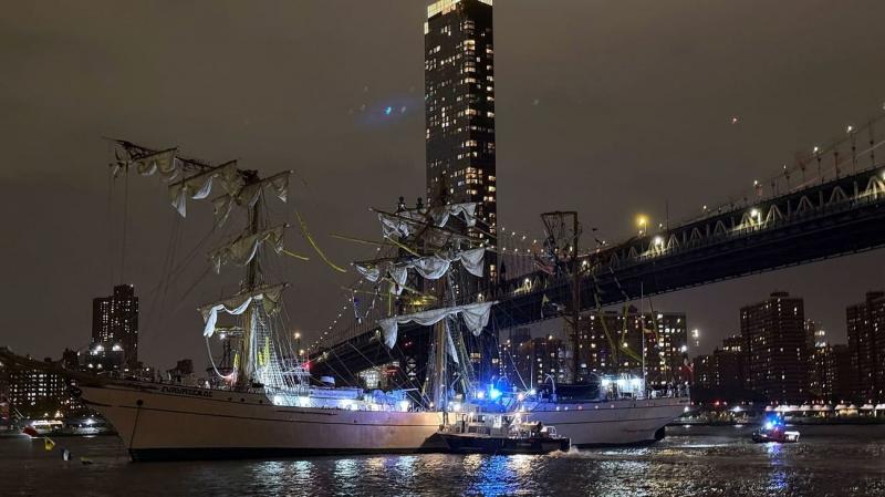 Вітрильний корабель ВМС Мексики зіткнувся з Бруклінським мостом у Нью-Йорку, внаслідок чого постраждали приблизно 20 осіб.