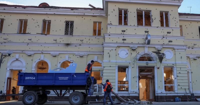 Залізнична інфраструктура в Херсоні зазнала пошкоджень внаслідок атак з боку Російської Федерації, повідомляє Укрзалізниця.