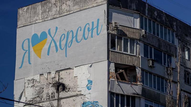 У Херсоні безпілотний літальний апарат російських військ забрав життя місцевого жителя, повідомляє обласна військова адміністрація.