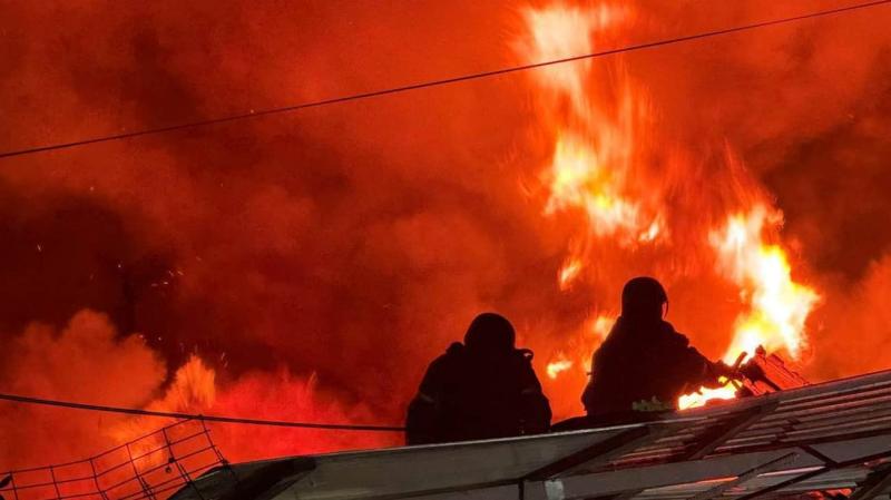 Російські війська завдали удару по житловому будинку в Одесі, внаслідок чого одна особа загинула, а троє отримали поранення.