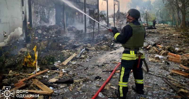 Вночі Росія завдала удару по Одеській області: пошкоджені житлові будівлі та транспорт -- світлини на підтвердження.
