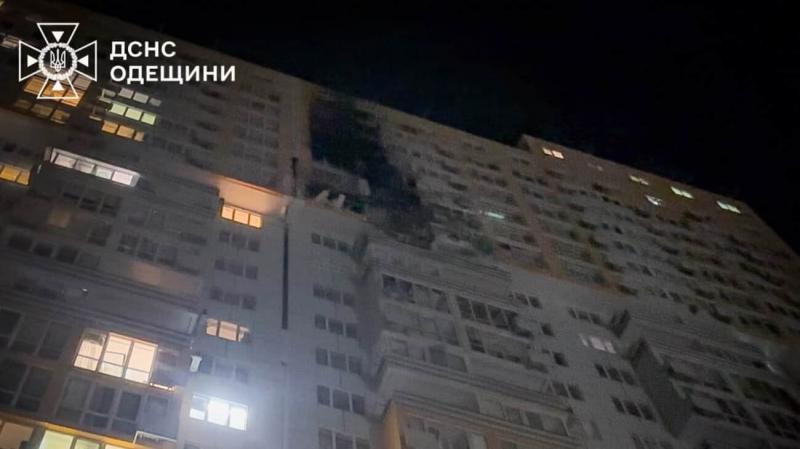 Масований удар російських безпілотників по Одесі: 10 попадань, великі пожежі та 13 постраждалих.