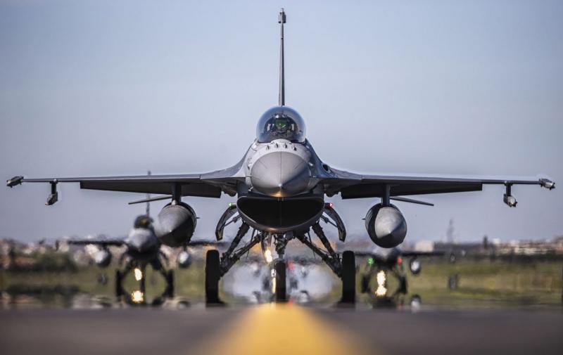 США запустили в повітря винищувач F-16: літак здійснив перехоплення поблизу гольф-клубу Трампа.