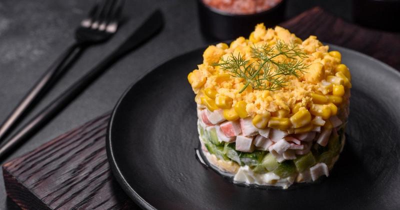 Салат з крабовими паличками, яєчною запіканкою, кукурудзою та огірками: оригінальний рецепт смачної закуски.