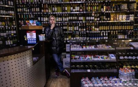 Пакети з сигаретами та пляшки алкогольних напоїв отримають новий вигляд: уряд ухвалив обов'язковий елемент дизайну.