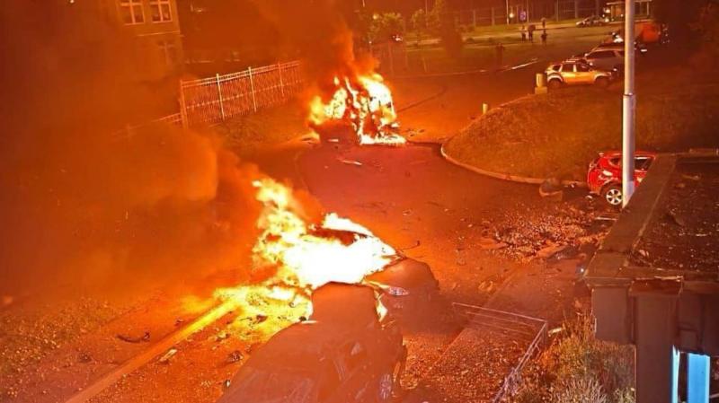 Дрони влаштували атаки на Москву та її околиці: автомобілі палають, а аеропорти зупинили свою діяльність.