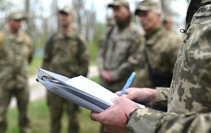 У Волинській області чоловік з лопатою здійснив напад на працівника Територіального центру комплектування. Йому вже висунуто обвинувачення.