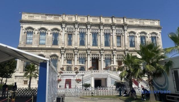 Джерело повідомляє, що українська делегація в Стамбулі буде наполягати на організації зустрічі між лідерами.