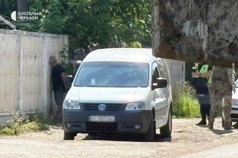 У Черкасах під час перевірки документів у ТЦК чоловік висловив погрози щодо вибуху гранат.