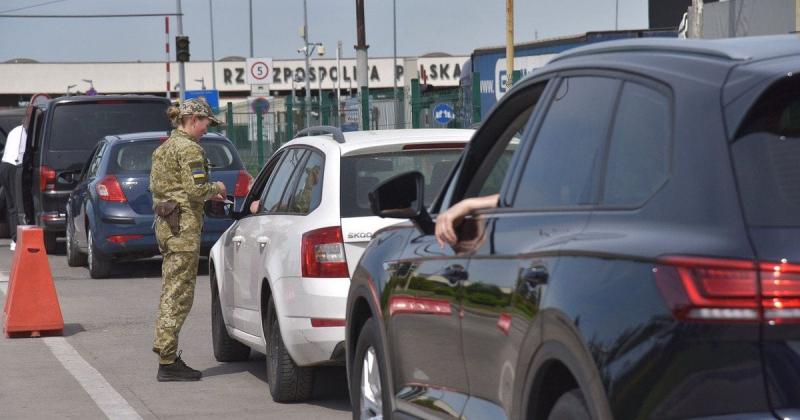 Хто з молоді віком 18-22 років не зможе залишити Україну: точна інформація від ДПСУ.