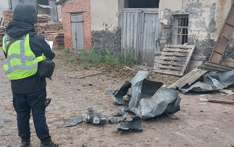 Дрон вдарив по житловому будинку в Сумській області, внаслідок чого постраждала сім'я: 4-річна дитина отримала серйозні травми.