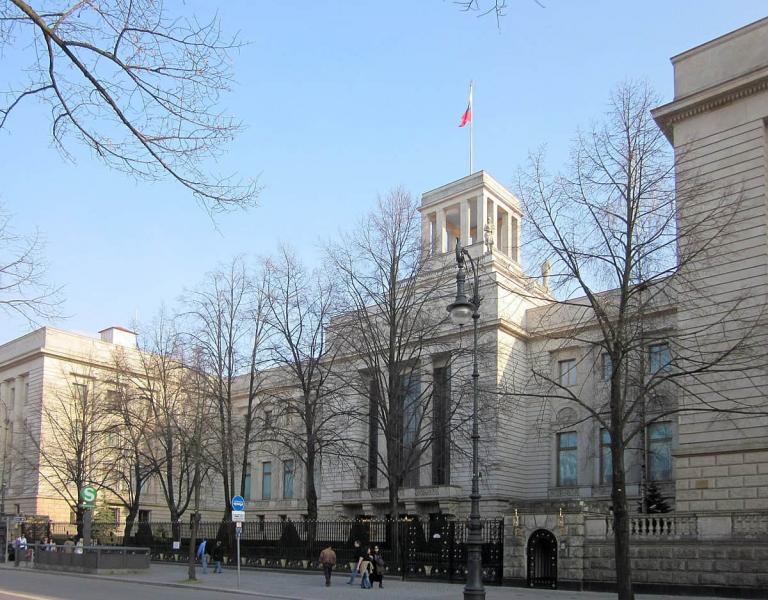 У Берліні, неподалік російського посольства, була затримана жінка з ножем, яка ставила під загрозу охоронців.