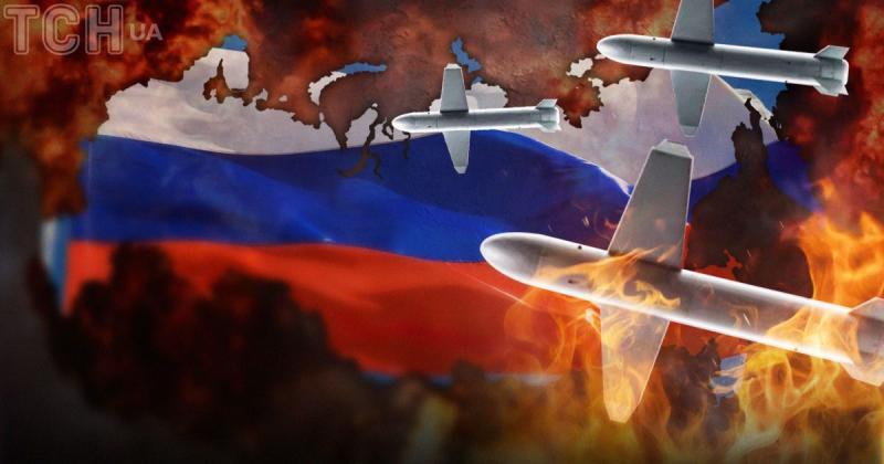 Безпілотники завдали удару по території нафтопереробного заводу в російській Уфі (відео)