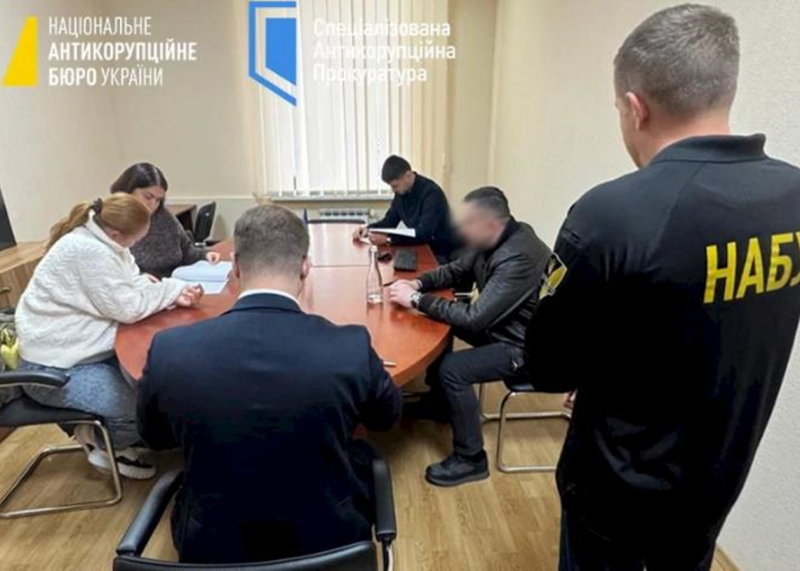 Голова обласної ради та його дружина, яка є народною депутаткою, потрапили в скандал через подачу недостовірних декларацій.
