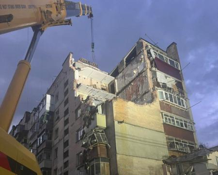 У Хмельницькому під уламками багатоповерхового будинку виявили тіла двох осіб.