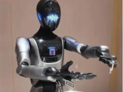 Асистент для відвідувачів. Робот-гуманоїд уперше почав свою роботу в готелі, розташованому в аеропорту Шанхаю.