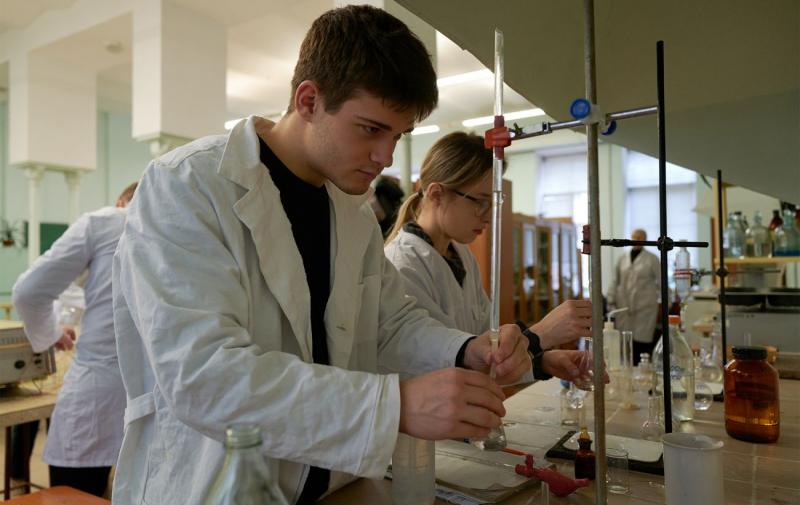 Студенти медичного коледжу в Бердянську піддаються тиску з боку, щоб долучитися до військових ініціатив Російської Федерації.