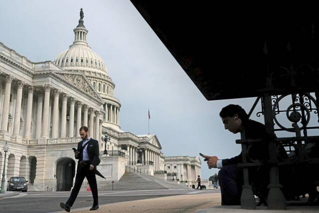 Демократи та республіканці в Конгресі запропонували рішення для завершення шатдауну.