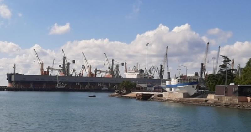 У мережі з'явилися кадри атаки морських дронів на російський порт Туапсе - онлайн-ресурс online.ua повідомляє про це.