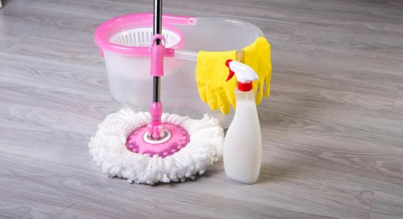 Аромат в домі: фахівці виділили 7 засобів, які можна використовувати для підготовки води для прибирання підлоги.