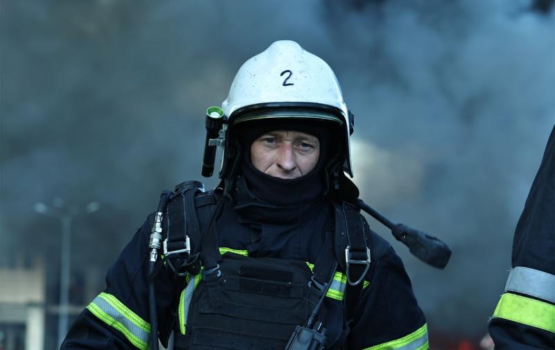 Постраждалі, жертви та матеріальні збитки: ДСНС оприлюднили перші знімки наслідків ракетного удару РФ по Києву.