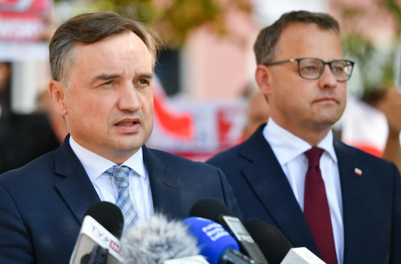 Польща скасувала паспорти депутата, який переховується від суду в Угорщині.