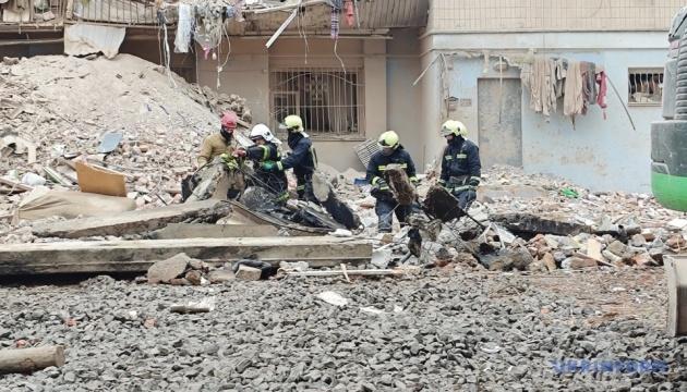 У Тернополі продовжуються роботи з пошуку постраждалих на території знищеного багатоповерхового будинку.