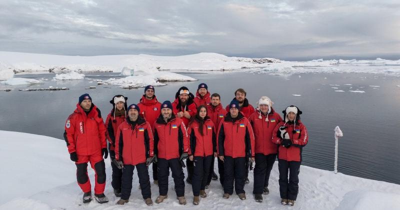 Пінгвіни, що співають колядки, ялинка та кутя: учасники 30-ї експедиції поділилися враженнями про святкування Різдва на станції 