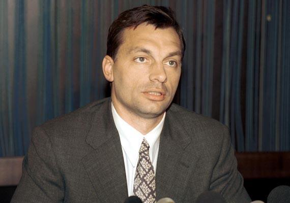 Орбан закликає угорців до участі в новому псевдореферендумі, одночасно лякаючи їх 