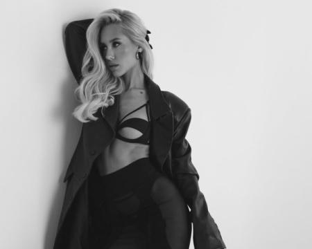 Даша Квіткова продемонструвала свою витончену фігуру в ліфі та напівпрозорій спідниці.